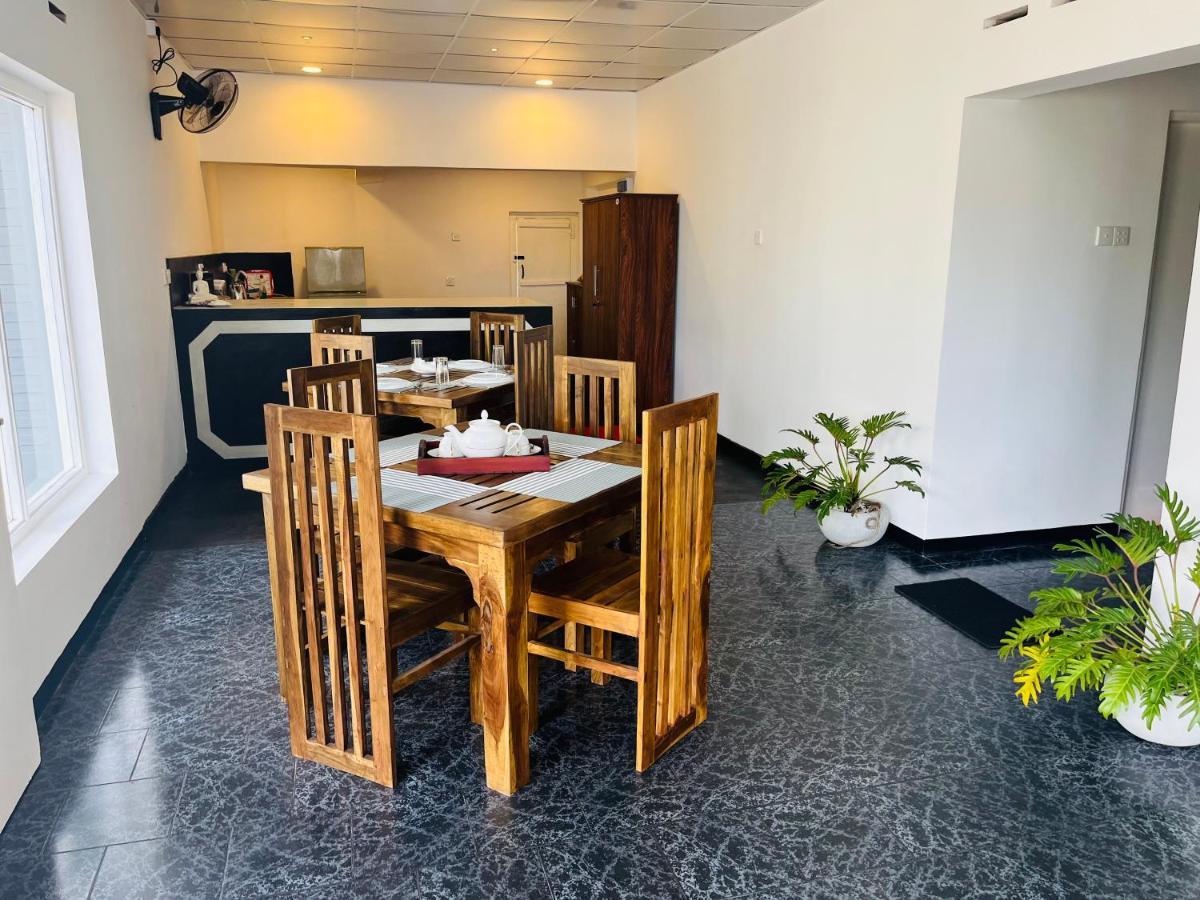 The Lake Round Guest House Канди Екстериор снимка