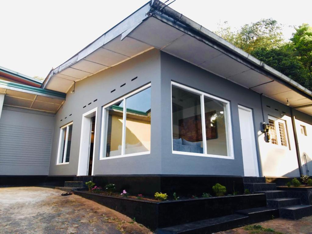 The Lake Round Guest House Канди Екстериор снимка