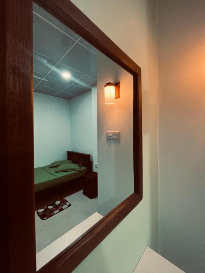 The Lake Round Guest House Канди Екстериор снимка