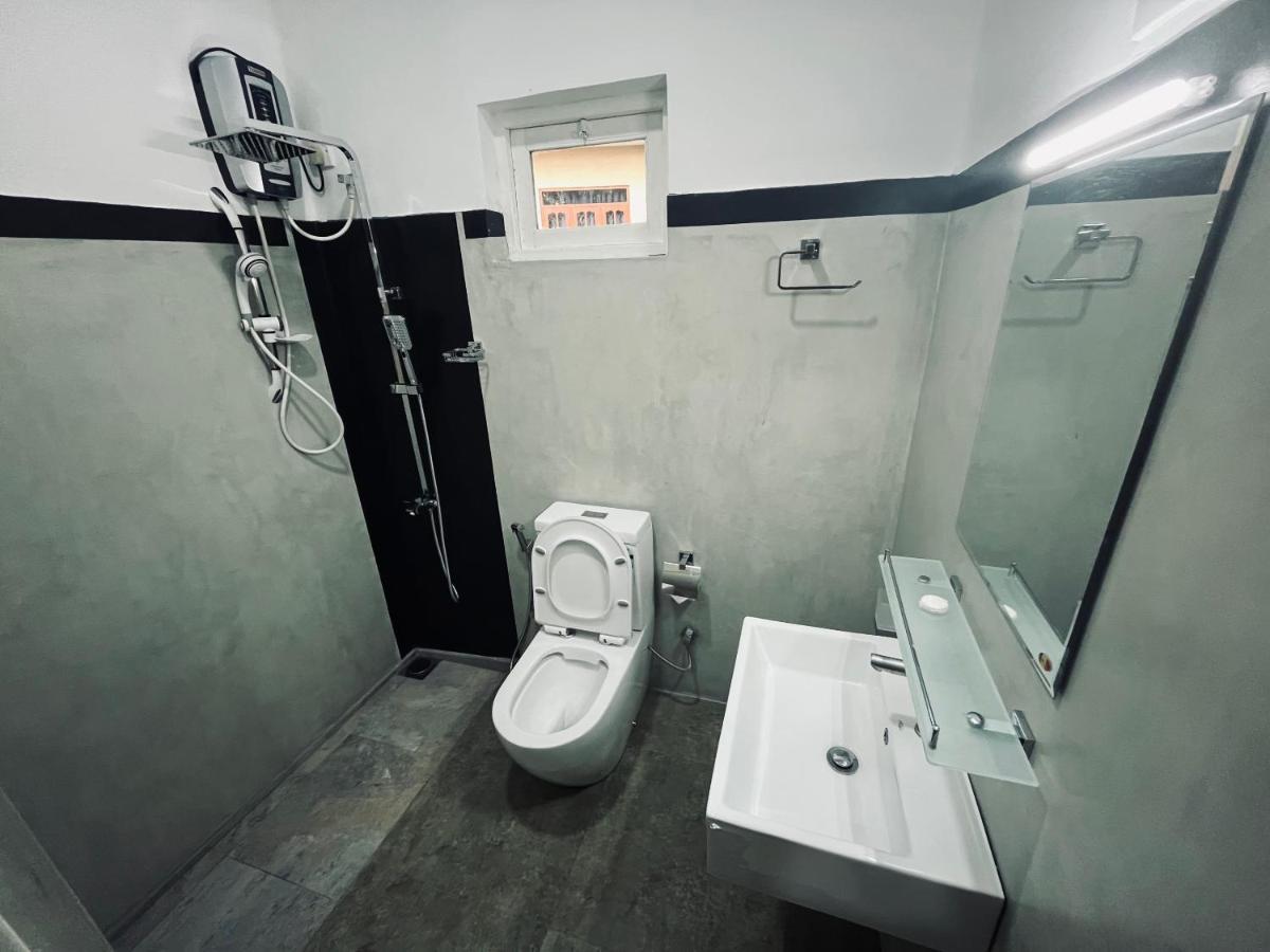The Lake Round Guest House Канди Екстериор снимка
