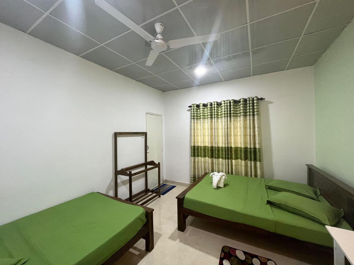 The Lake Round Guest House Канди Екстериор снимка