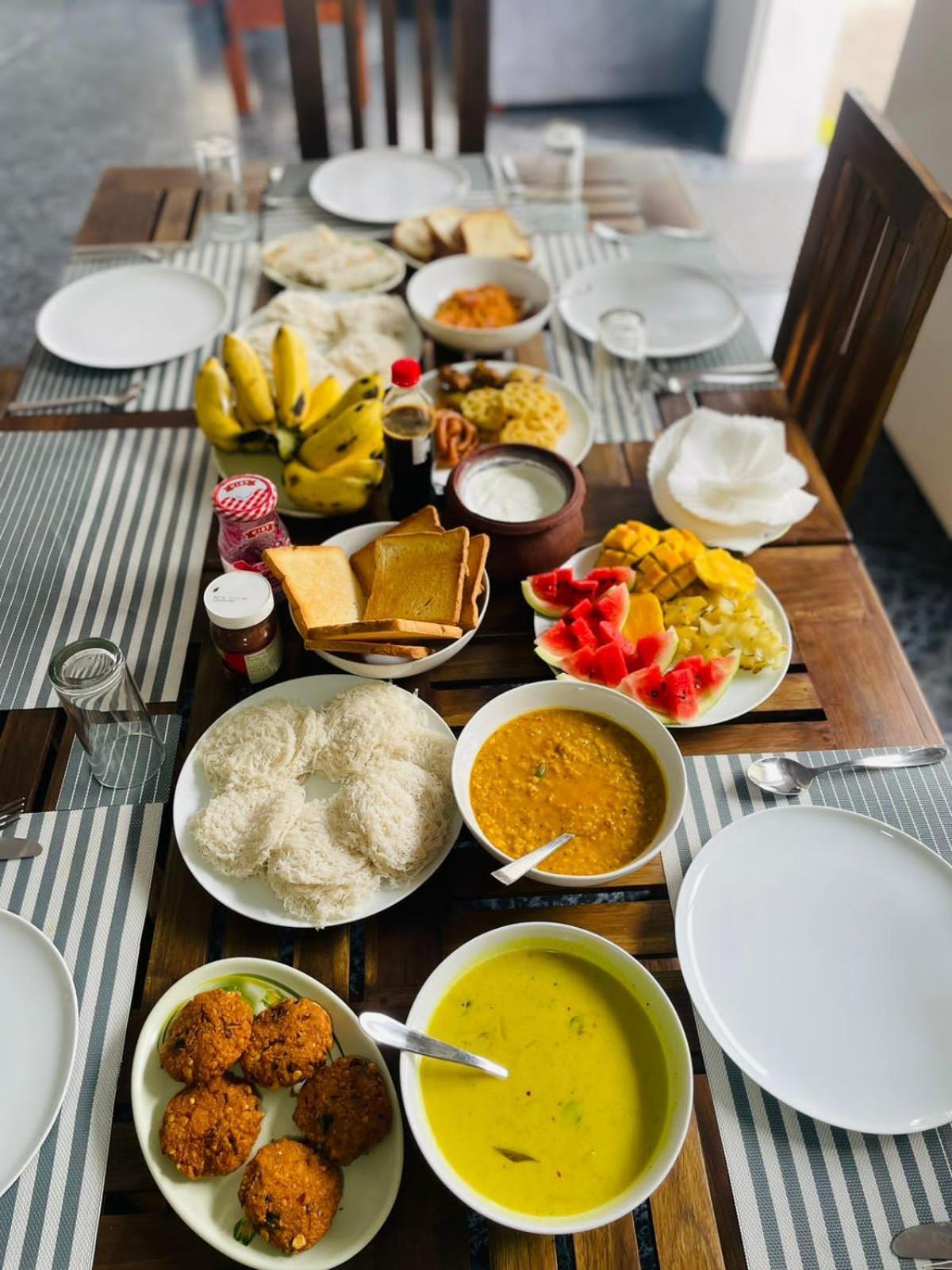 The Lake Round Guest House Канди Екстериор снимка