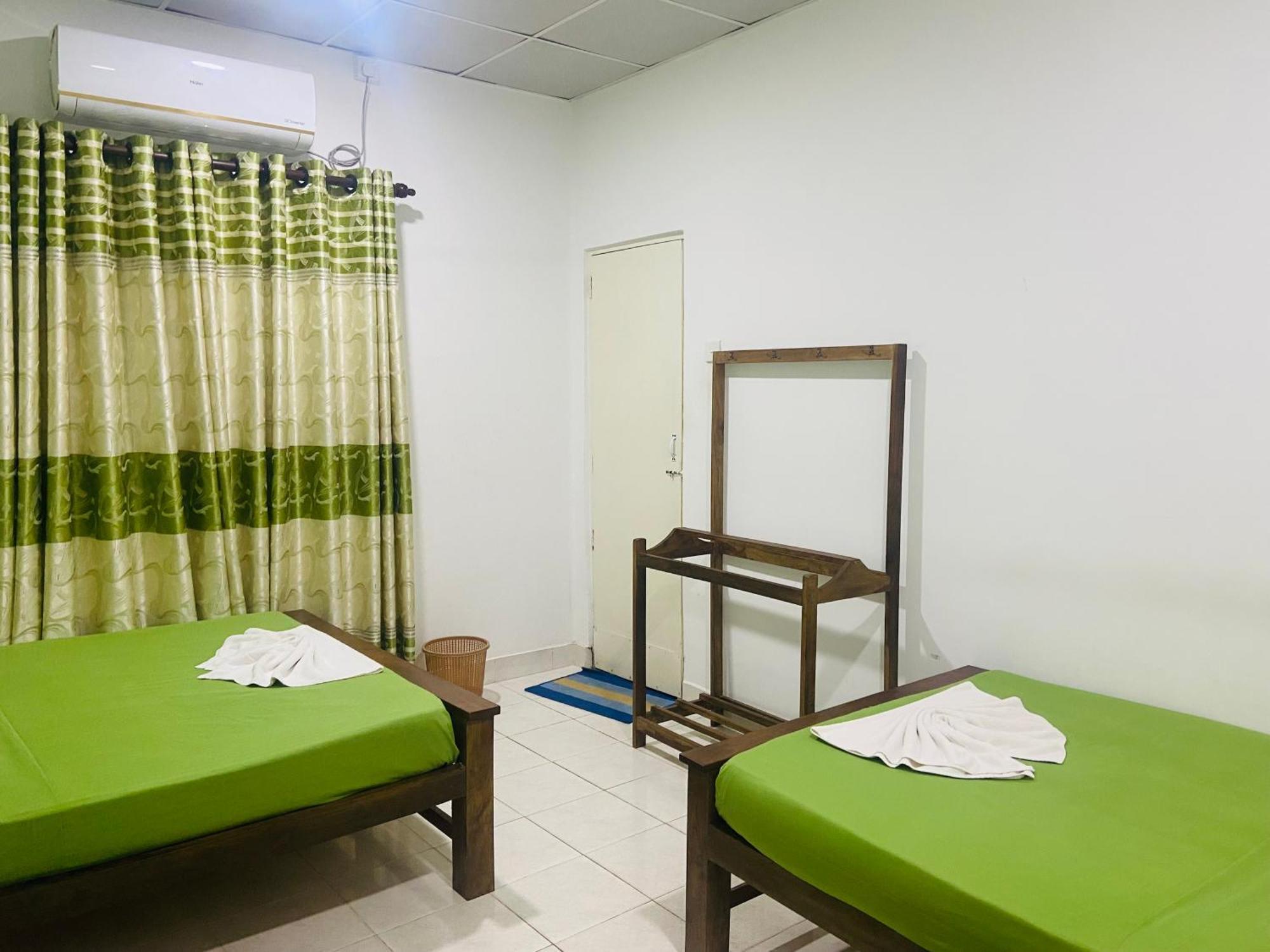 The Lake Round Guest House Канди Екстериор снимка